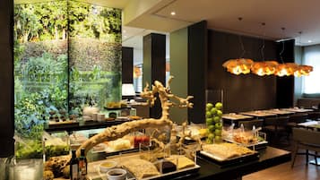 Aperto a colazione, pranzo e cena, cucina locale