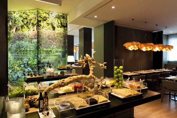 Serveert ontbijt, lunch, diner, lokale gerechten 