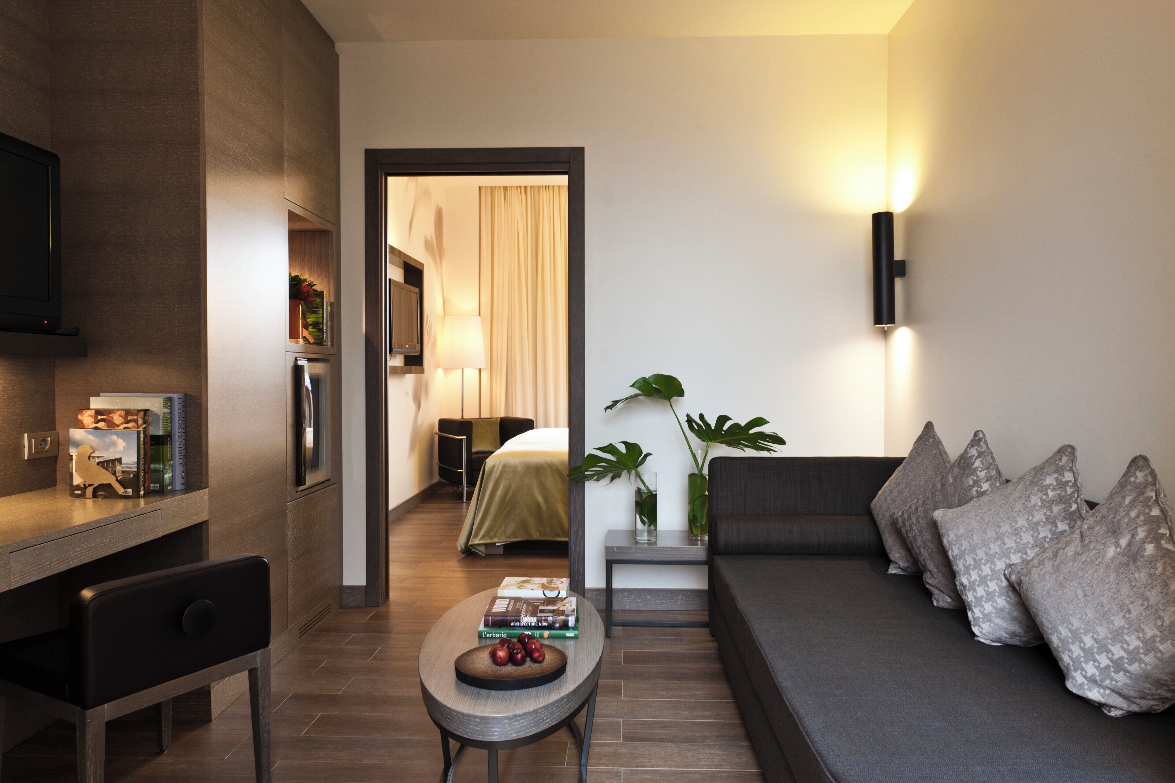 Een moderne woonkamer met een bank, een salontafel, een televisie en een boekenkast.