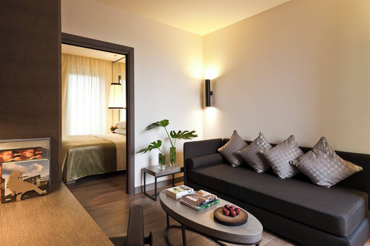 Suite | Peralatan tempat tidur premium, bar mini, peti besi dalam bilik, meja 
