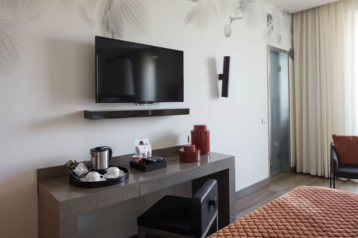 Hochwertige Bettwaren, Minibar, Zimmersafe, Schreibtisch