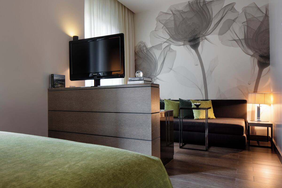 Peralatan tempat tidur premium, bar mini, peti besi dalam bilik, meja 