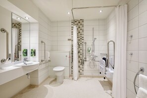 Standard-Doppelzimmer, rollstuhlgeeignete Dusche | Barrierefreies Bad
