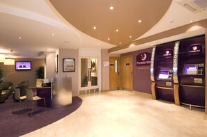 Reception - Premier Inn London Victoria (London)