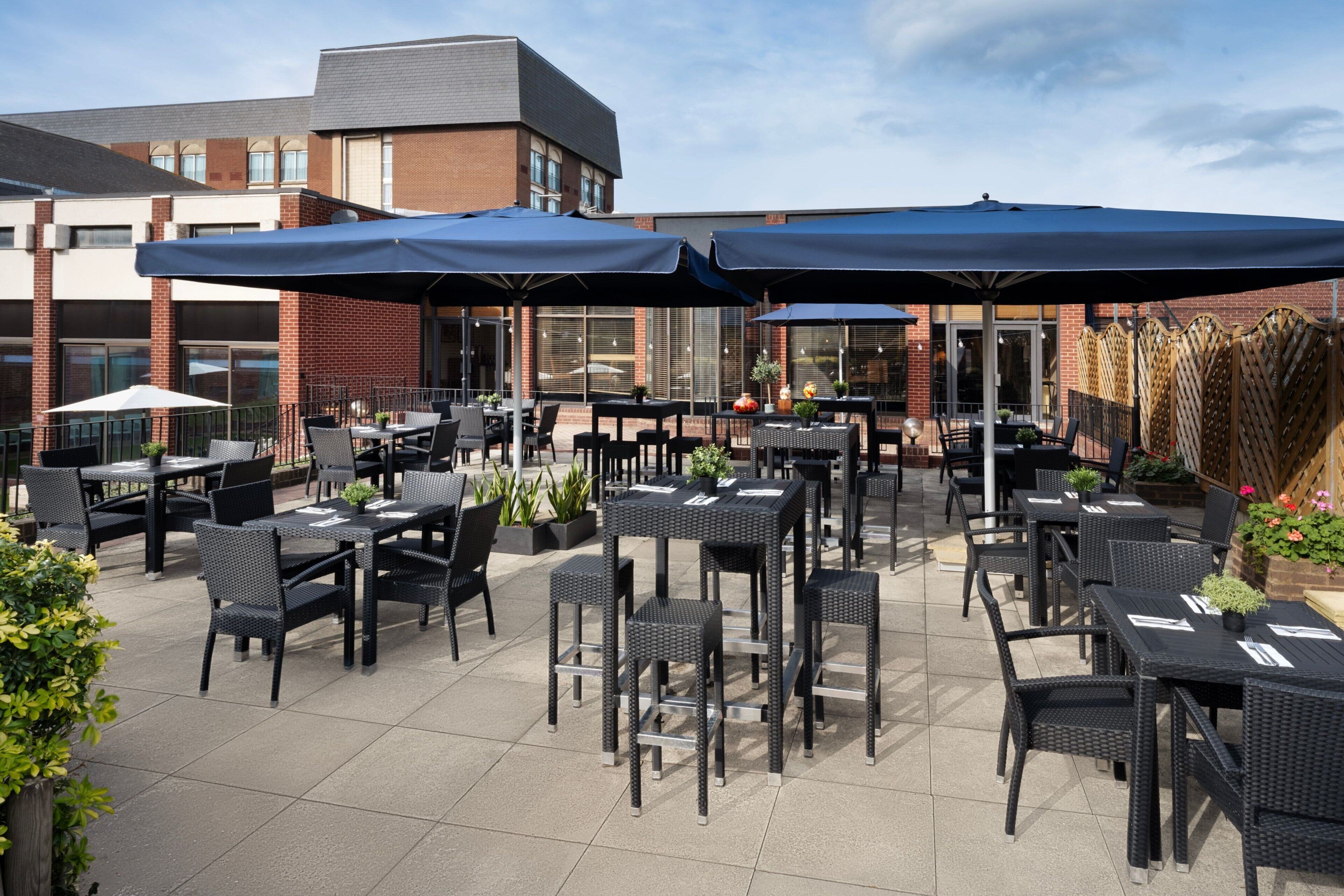 3 restaurants, breakfast served