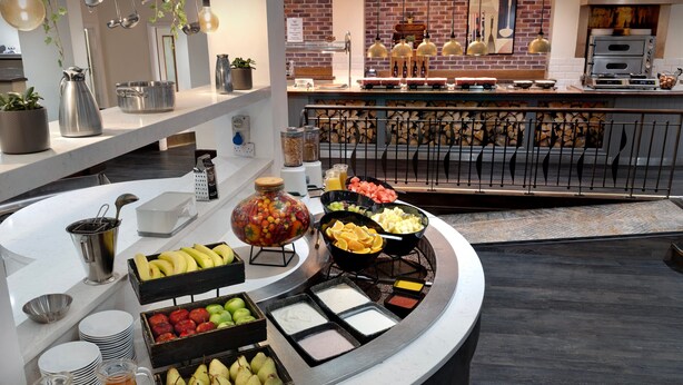 Buffet de l'esmorzar amb diverses fruites, verdures i begudes.