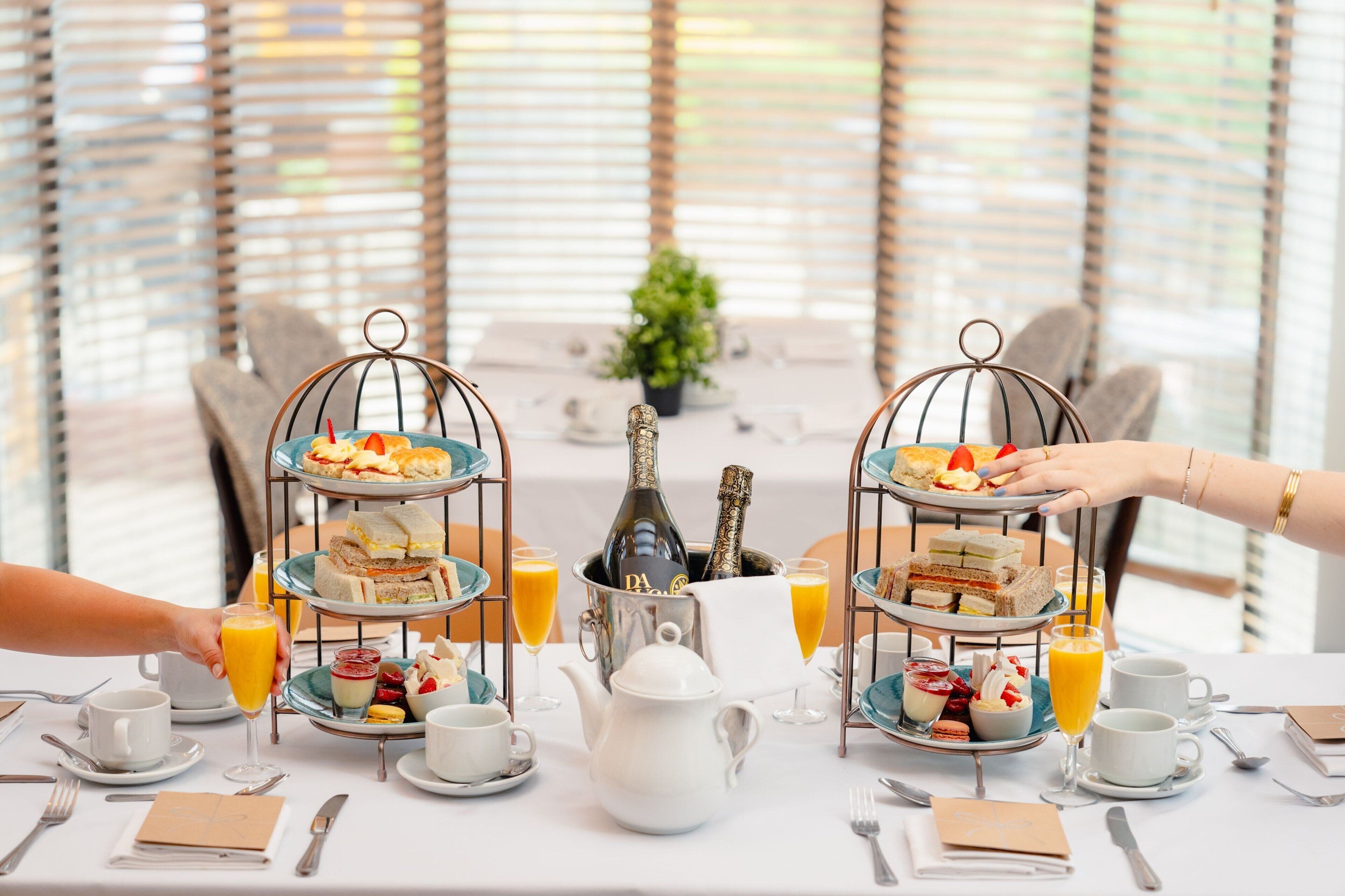 3 restaurants, breakfast served