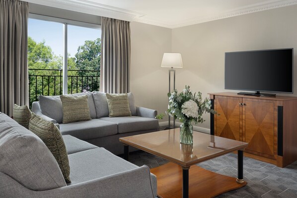 Presidential-Suite, 1 Schlafzimmer | Wohnzimmer | 49-Zoll-Smart-TV mit Satellitenempfang, Fernseher