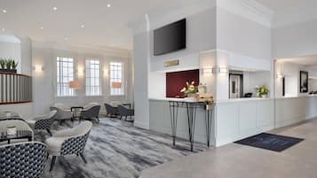 Serves breakfast, lunch, and dinner