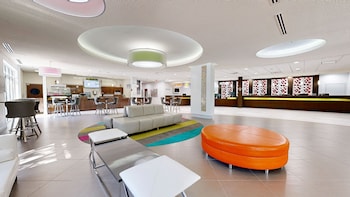 Coffee shop at Avanti International Resort