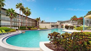 Outdoor pool, open 7:00 AM to 11:00 PM, pool umbrellas, pool loungers - Avanti International Resort (Orlando)