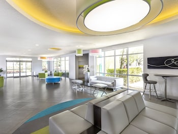 Sitting area in hotel lobby at Avanti International Resort