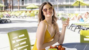 Frokost, lunsj og middag serveres, utsikt mot bassenget