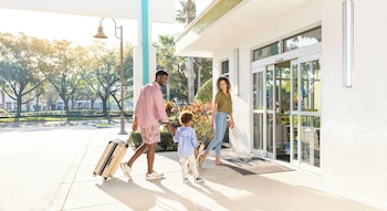 Hotel entrance at Avanti International Resort