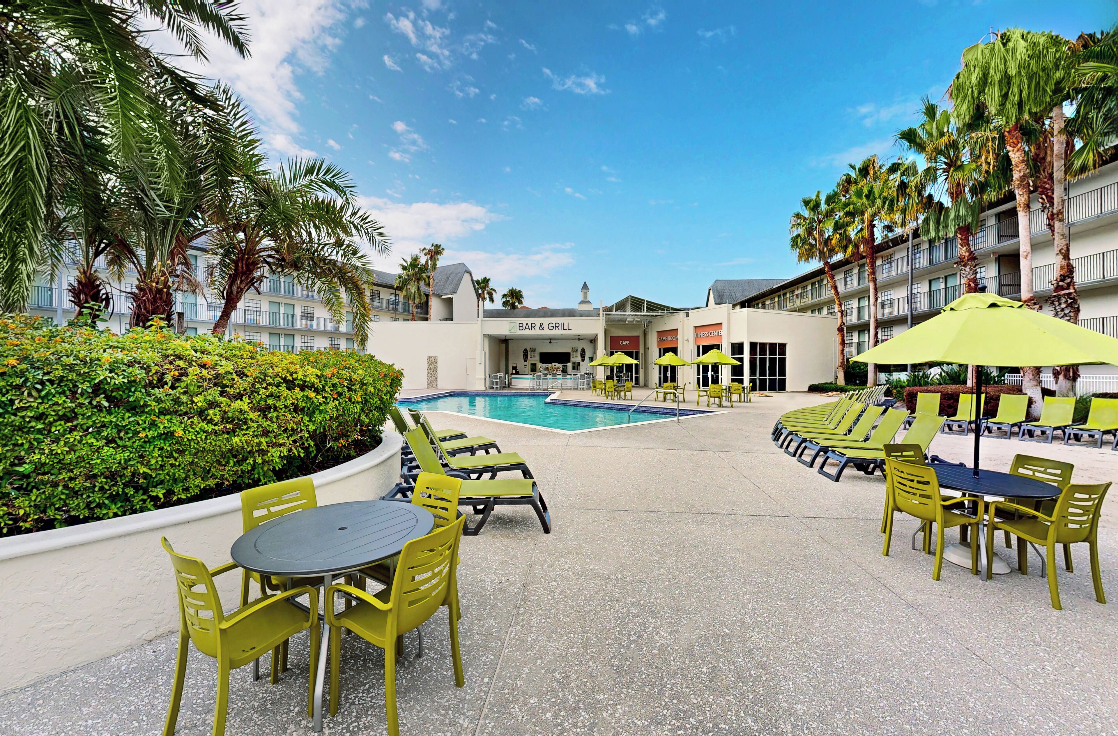 Frokost, lunsj og middag serveres, utsikt mot bassenget