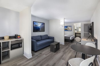Premium Suite, 1 King Bed with Sofa bed | In-room safe, individually decorated, individually furnished, desk at Avanti International Resort