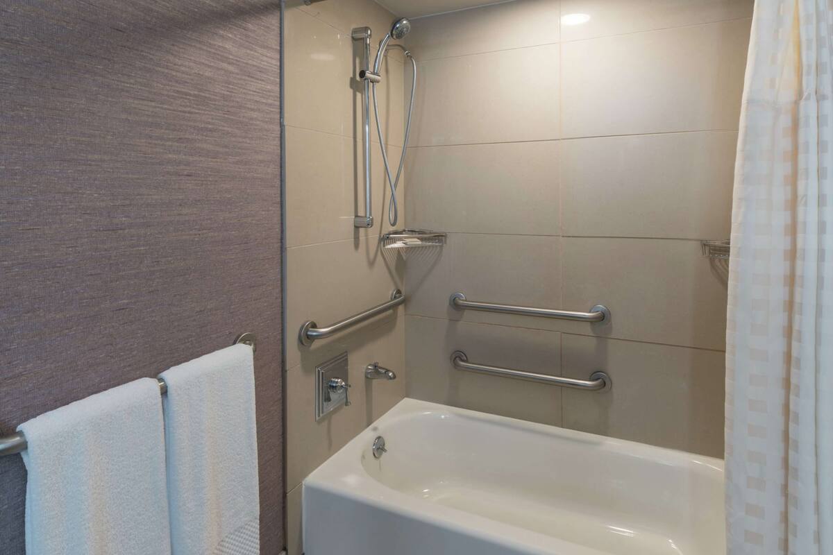 Đồ dùng nhà tắm miễn phí, máy sấy tóc, khăn tắm, xà phòng 