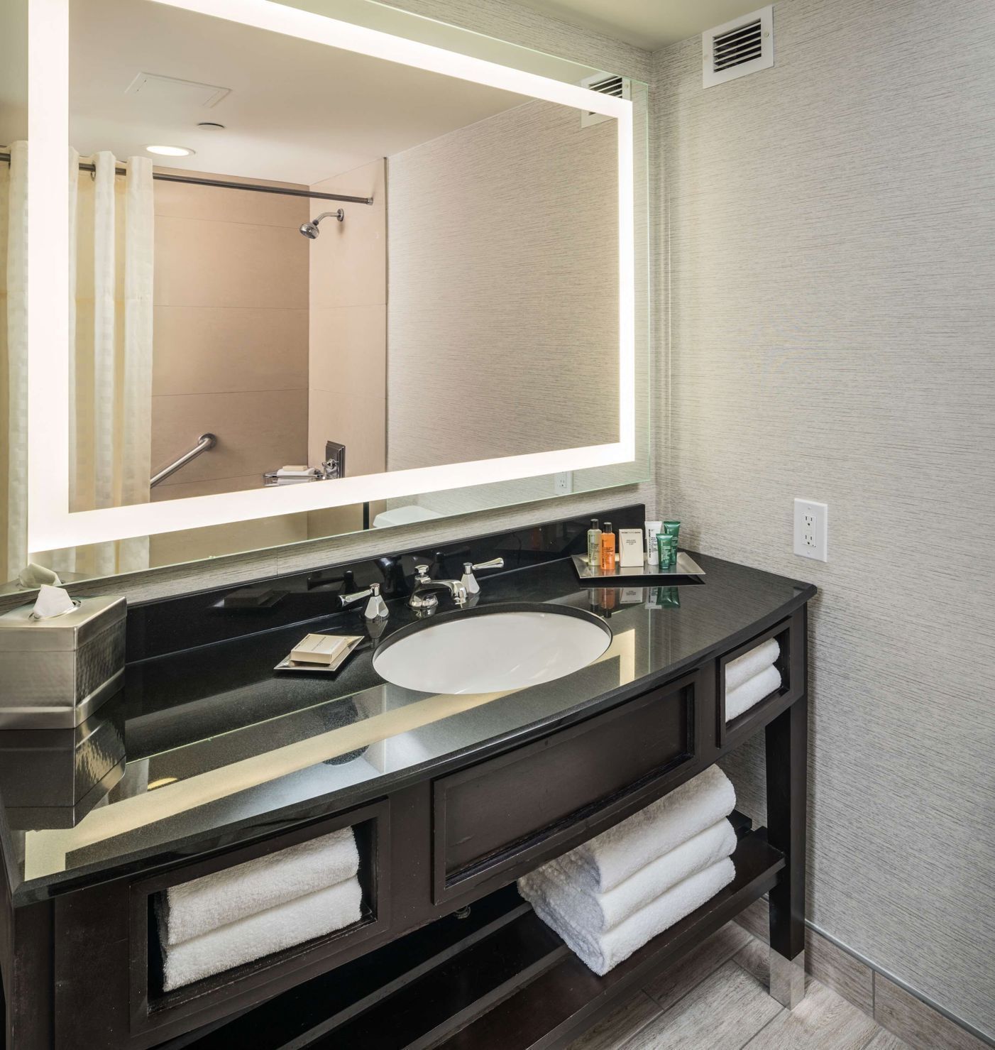 Baño | Artículos de higiene personal gratuitos, secador de pelo y toallas