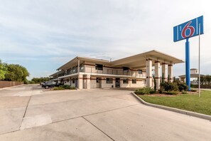 Property entrance - Motel 6 San Antonio, TX - South WW White Rd (San Antonio)