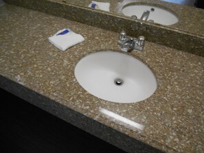 Kombinert dusj/badekar og håndklær