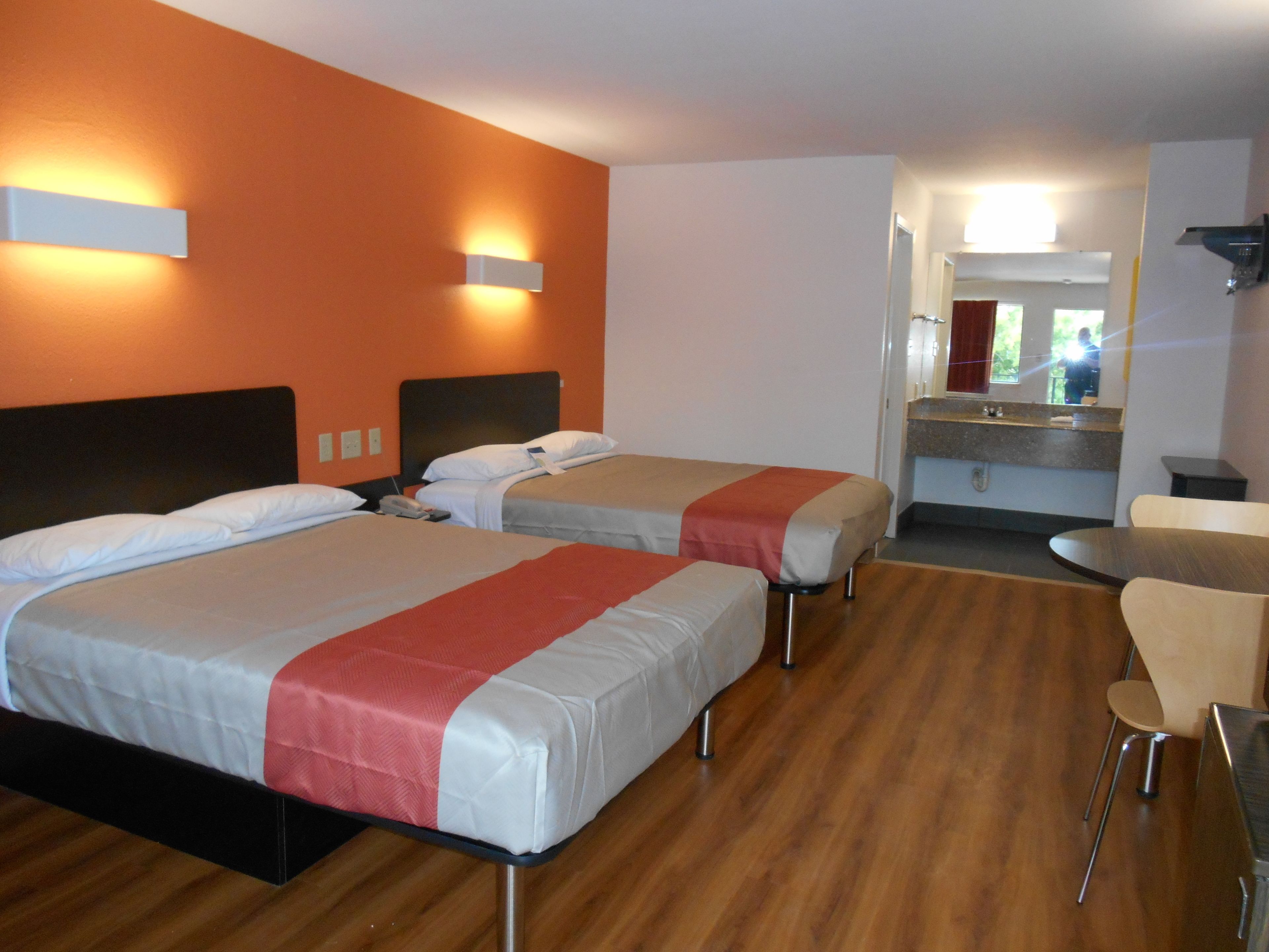 Ropa de cama de alta calidad, escritorio, cortinas blackout y wifi 