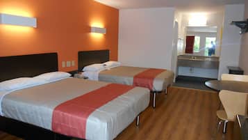 Luxe beddengoed, een bureau, verduisterende gordijnen, wifi