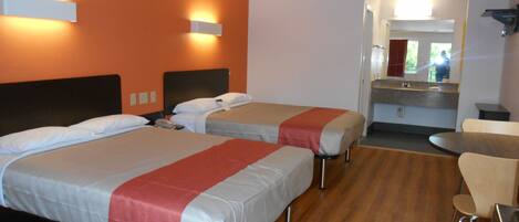 Ropa de cama de alta calidad, escritorio, cortinas blackout y wifi