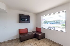 Lounge - Motel 6 San Antonio, TX - South WW White Rd (San Antonio)