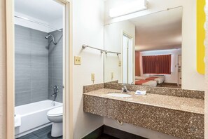 Combined shower/bathtub, towels