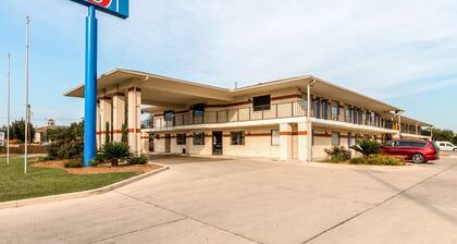 Motel 6 San Antonio, TX - South IH-10 East