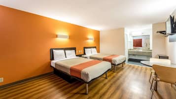 Habitación estándar, 2 camas Queen size, para no fumadores | Ropa de cama de alta calidad, escritorio, cortinas blackout y wifi