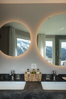 Suíte superluxo (Steffani) | Banheiro | Chuveiro, produtos de toalete grátis, secador de cabelo 