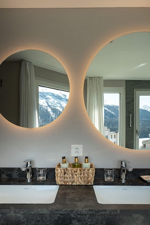 Luxury Suite (Steffani) | Bathroom | Shower, free toiletries, hair dryer, bathrobes
