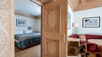 Junior Suite | Living area | Flat-screen TV