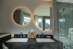 Luxury Suite (Steffani) | Bathroom | Shower, free toiletries, hair dryer, bathrobes - Hotel Steffani (St. Moritz)