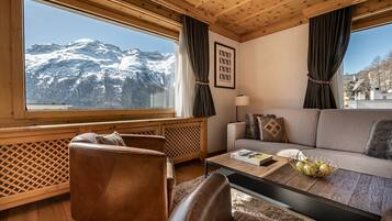 Phòng Suite có tầm nhìn toàn cảnh, 2 phòng ngủ | Khu phòng khách | TV màn hình phẳng