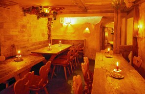 3 bars/lounges
