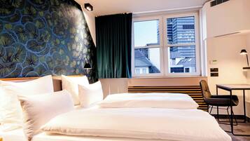 Kamer (THE ONE) | Luxe beddengoed, een kluis op de kamer, een bureau, een laptopwerkplek