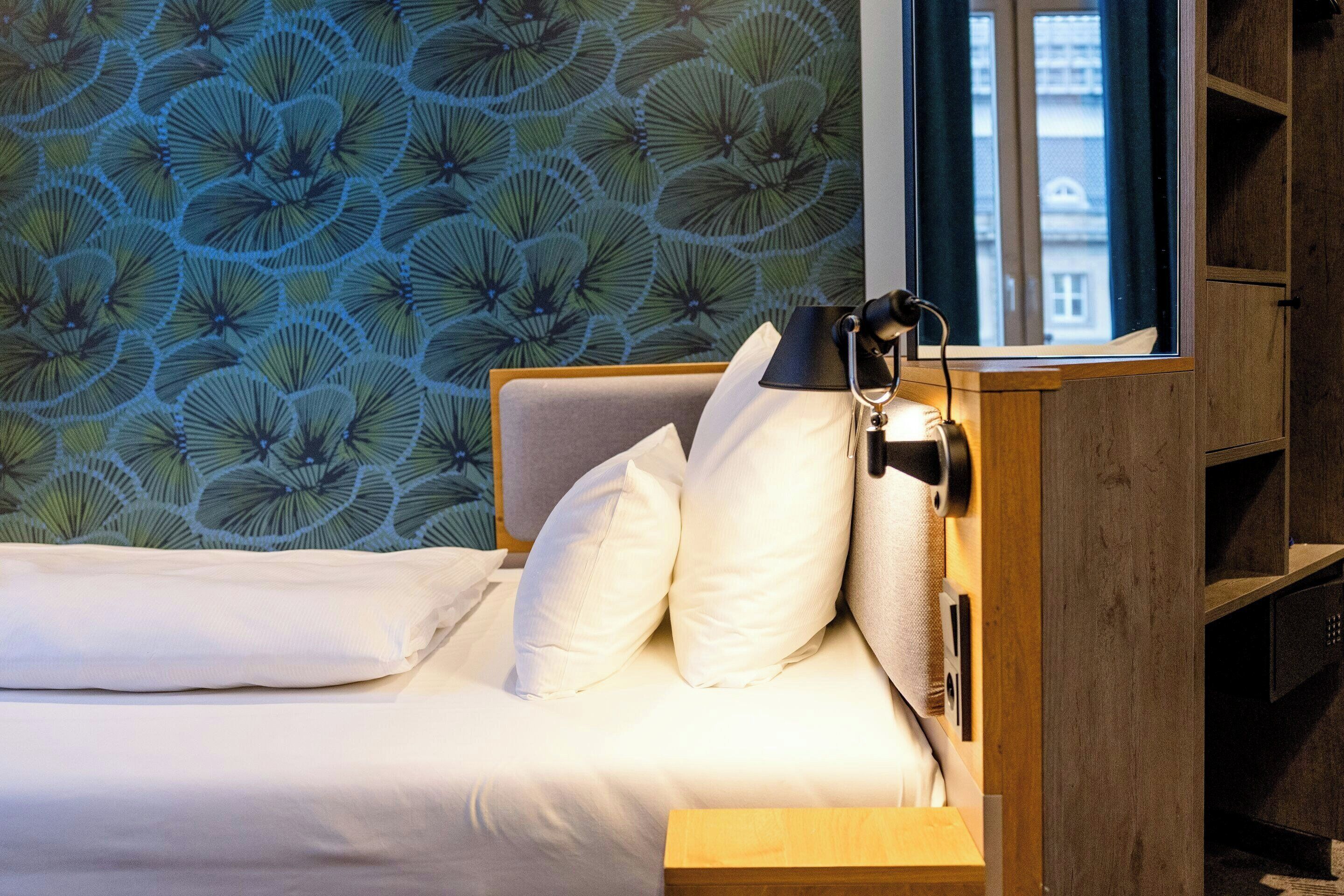 Luxe beddengoed, een kluis op de kamer, een bureau, een laptopwerkplek