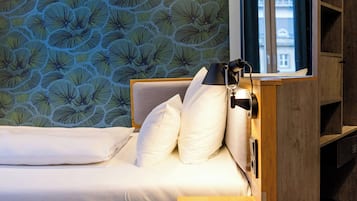 Luxe beddengoed, een kluis op de kamer, een bureau, een laptopwerkplek