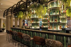 2 Bars/Lounges