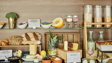 Petit déjeuner buffet (18 EUR par personne)