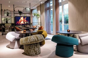 2 bars/lounges