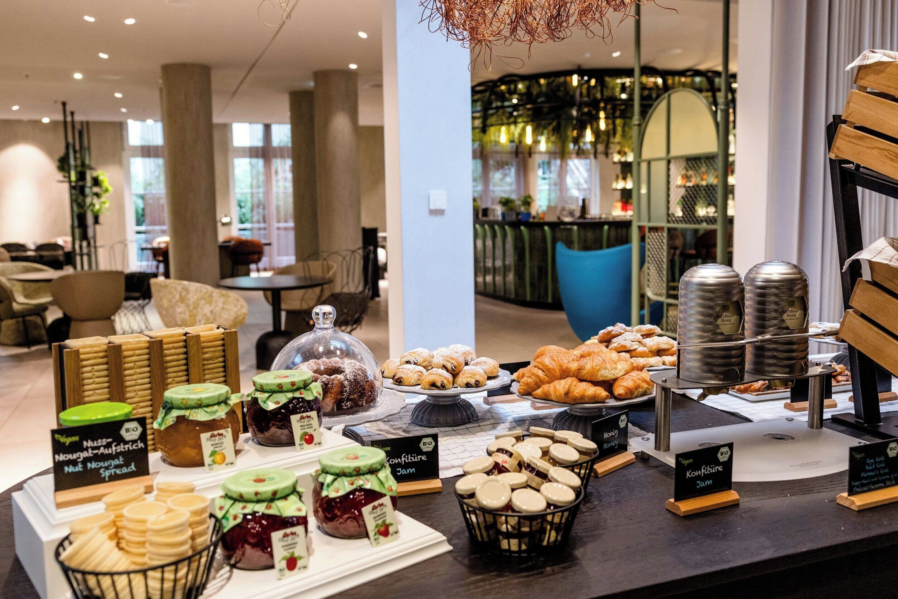 Tägliches Frühstücksbuffet (17.90 EUR pro Person)