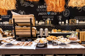 Tägliches Frühstücksbuffet gegen Gebühr