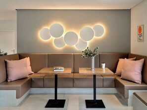 2 bars/lounges
