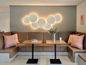 2 bars/lounges