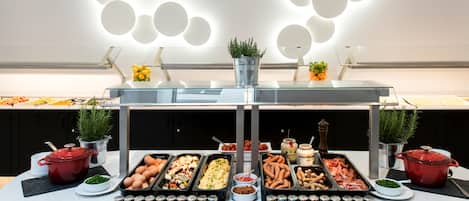 Desayuno buffet (EUR 18 por persona)
