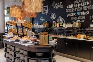 Daily buffet breakfast (EUR 17.90 per person) - Motel One Frankfurt - Hauptbahnhof (Frankfurt)