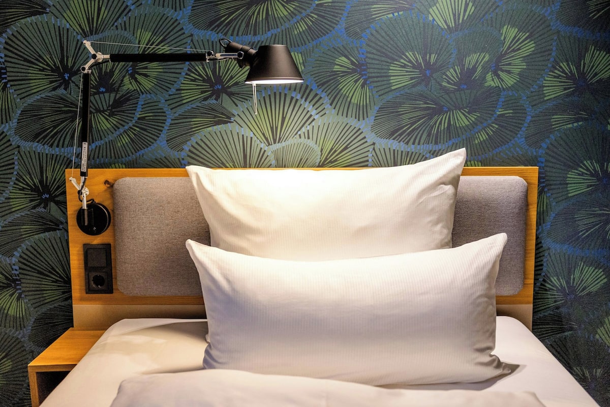 Comfort Room, 1 Twin Bed (CLOUD 7® for One) | Premium bedding, in-room safe, desk, laptop workspace